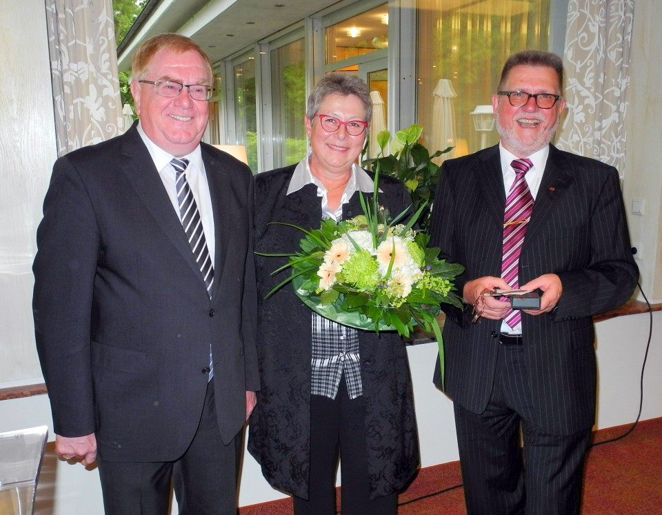 Nach 20 Jahren im Kreistag wurde Karl-Wilhelm Hild (r.) verabschiedet. Der CDU-Kreisvorsitzende Reinhold Sendker bedankte sich auch bei Hilds Frau Rita für ihre \